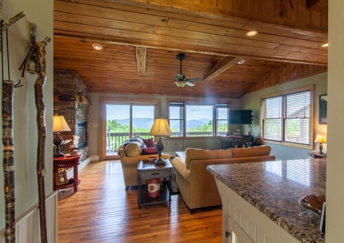 3BD / 3BA Mountain Home, sijaitsee laskettelurinteiden yläpuolella, suuret näkymät, poreallas, King Master Suite, 3 mailin päässä Blowing Rock