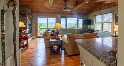 3BD / 3BA Mountain Home, sijaitsee laskettelurinteiden yläpuolella, suuret näkymät, poreallas, King Master Suite, 3 mailin päässä Blowing Rock