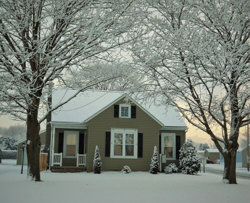 Cozy country bungalow within the Amish Community