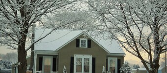 Cozy country bungalow within the Amish Community