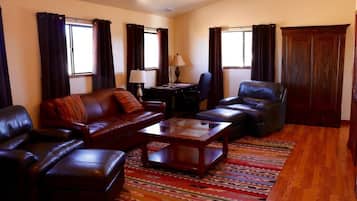 TV connectée, lecteur de DVD, livres, chaîne hi-fi