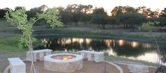 3 Detached Suites With Private Baths & AC, 5 King beds, Acreage, Pond, Firepit