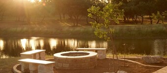 3 Detached Suites With Private Baths & AC, 5 King beds, Acreage, Pond, Firepit