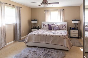 4 bedrooms, iron/ironing board, free WiFi, bed sheets - Perfect getaway - Canal front, close to the beach (Rotonda West)