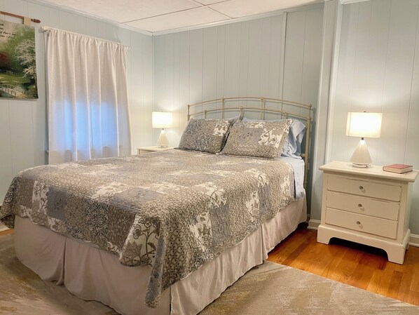 5 bedrooms, desk, iron/ironing board, WiFi