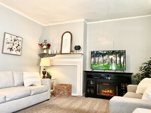 Smart TV, fireplace, DVD player, books - Family-friendly, 1 mile from Intercourse Village and Kitchen Kettle PA (Gordonville)