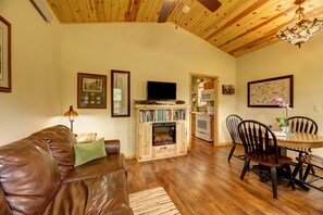 TV, fireplace, DVD player, books - Spectacular setting, amenities, and centrally located to Mt. Rushmore and Custer State Park, and hiking. WiFi. Excellent cell service (Verizon & ATT). Private campfire and fireplace. Off-season discounts. No extra fees. (Rapid City)