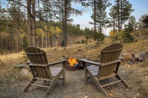 Spectacular setting, amenities, and centrally located to Mt. Rushmore and Custer State Park, and hiking. WiFi. Excellent cell service (Verizon & ATT). Private campfire and fireplace. Off-season discounts. No extra fees.