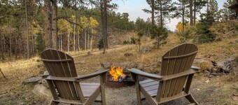 Spectacular setting, amenities, and centrally located to Mt. Rushmore and Custer State Park, and hiking. WiFi. Excellent cell service (Verizon & ATT). Private campfire and fireplace. Off-season discounts. No extra fees.