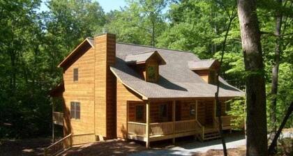 Dream Catcher: Spacious 6BR cabin in Ellijay, perfect for 16 with mountain charm.