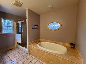 Badewanne, Haartrockner, Handtücher, Seife