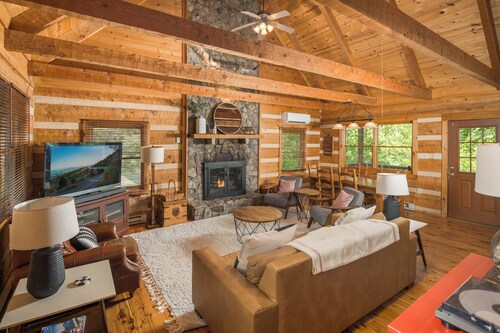 3BD / 3BA -mökki, joka sijaitsee Järvien seitsemällä paholaisella, Mtn- ja järvinäkymillä, kylpytynnyri, pelipöydät ja King Master -sviitti