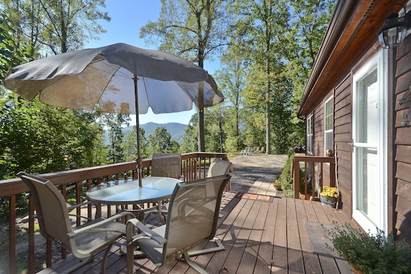 Front deck with mountain veiws.