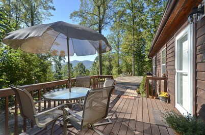 Sparkling clean, peaceful mountain cottage with fabulous views. Min.to Asheville