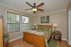 3 bedrooms, iron/ironing board, WiFi, bed sheets - Sparkling clean, peaceful mountain cottage with fabulous views. Min.to Asheville (Asheville-Candler)