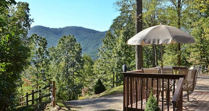 Beautiful, cottage with fabulous mountain views. Minutes to Asheville