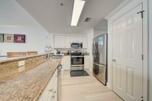 Fridge, microwave, oven, stovetop - Winter special 10% off weekly: RESERVED PARKING and free beach chairs T1-206 (Panama City Beach)
