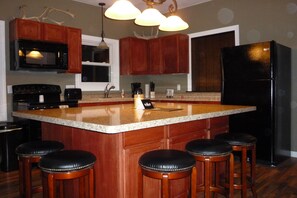 Kjøleskap, mikrobølgeovn, ovn og kokeplater