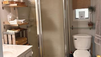 Douche, sèche-cheveux, serviettes fournies, papier toilette