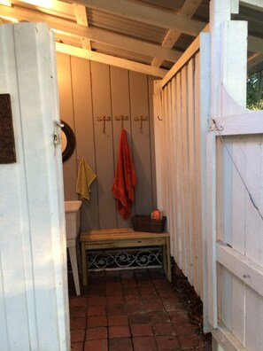 المنطقة المحيطة بالمنشأة