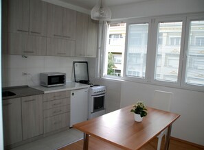 Køleskab, mikrobølgeovn, ovn, kogeplade