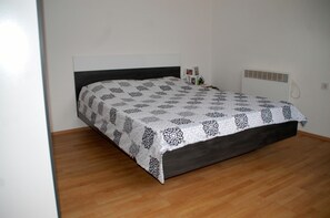 1 soverom, lydisolert, strykejern/-brett og internettilgang