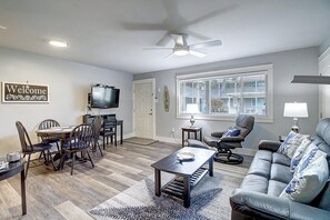 TV - Come enjoy one of Port Aransas best hidden gems! Cozy condo, just a block from t (Port Aransas)