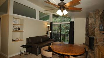 Smart TV, chimenea, reproductor de DVD y videoteca