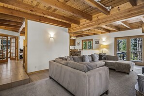 Een smart-tv en een open haard