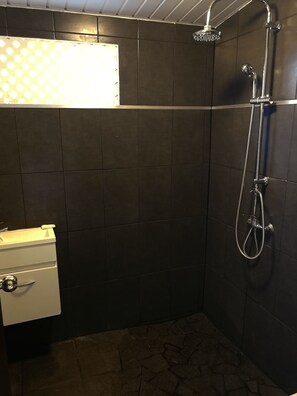 Economy Studio (Chambre 2) | Bathroom | Shower, free toiletries - Tahiti Lodge (Punaauia)