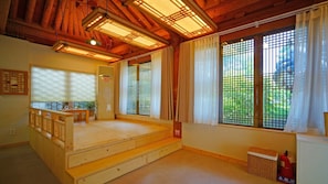 Naru Hanok Entire house | Living area | Flat-screen TV, heated floors - Sarangroo (Jeonju)