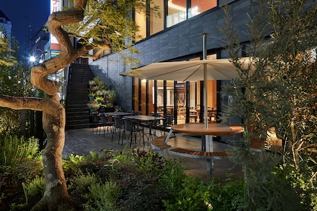 Breakfast, lunch and dinner served