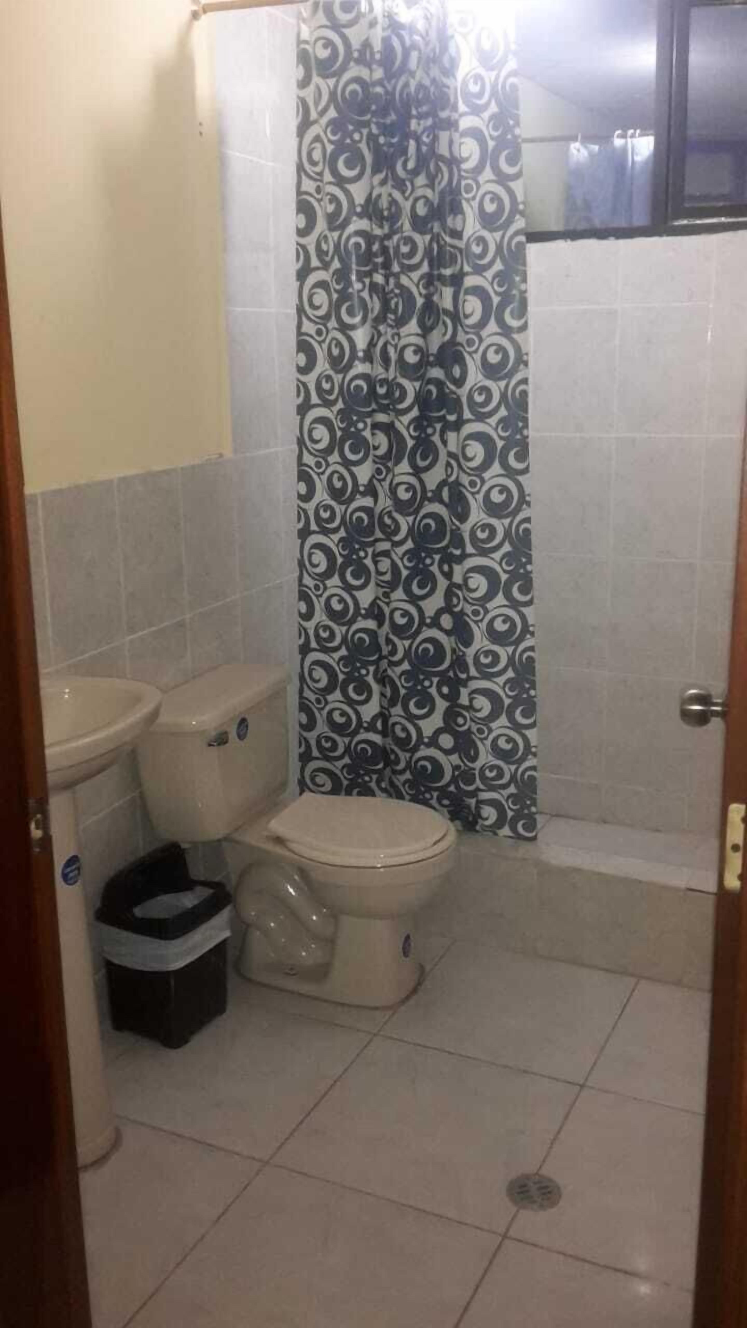 Comfort-Doppelzimmer | Badezimmer | Dusche, Handtücher