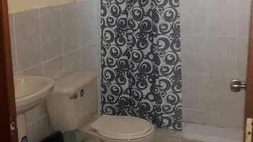 Comfort-Doppelzimmer | Badezimmer | Dusche, Handtücher