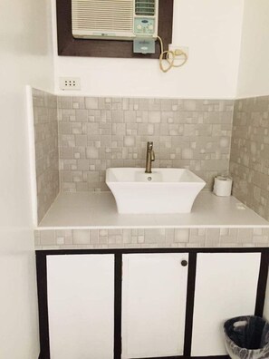 Kahden hengen huone (kaksi sänkyä) (Main) | Kylpyhuone | Suihku, ilmaiset hygieniatuotteet, tohvelit, pyyhkeet