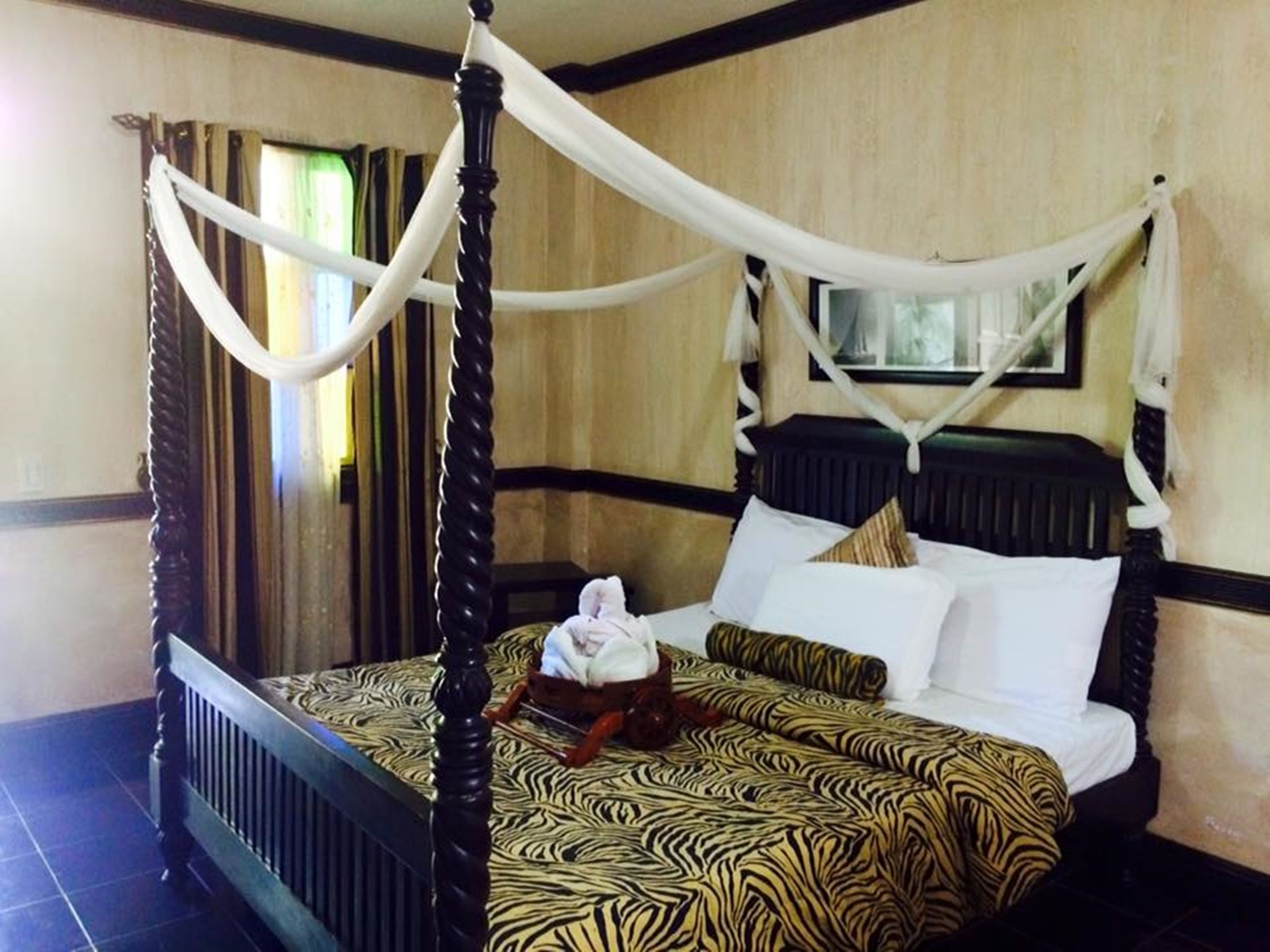 Een strijkplank/strijkijzer, beddengoed