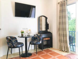 Muebles diferentes y tabla de planchar con plancha