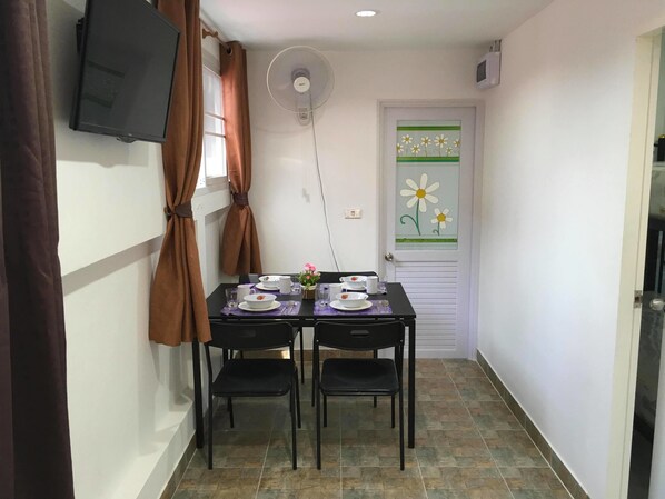 Departamento estándar, 1 cama matrimonial, cocina, planta baja | Cocina compartida | Frigobar, tetera eléctrica, tostadora y utensilios de cocina 