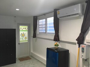 Standard Apartment, 1 Double Bed, Kitchen, Ground Floor | 1 bedroom, individually furnished, iron/ironing board, rollaway beds