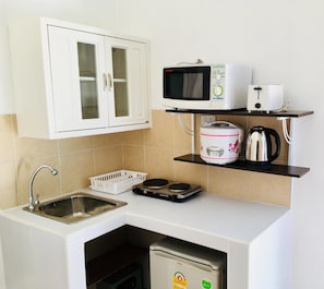Mini-fridge, electric kettle, toaster, cookware/dishes/utensils - Rawai Studio Apartments by PSA (Rawai)