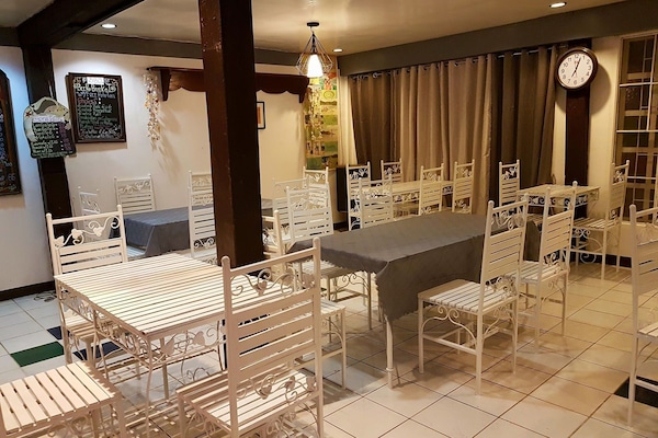 Serveert ontbijt, lunch, diner, lokale en internationale gerechten