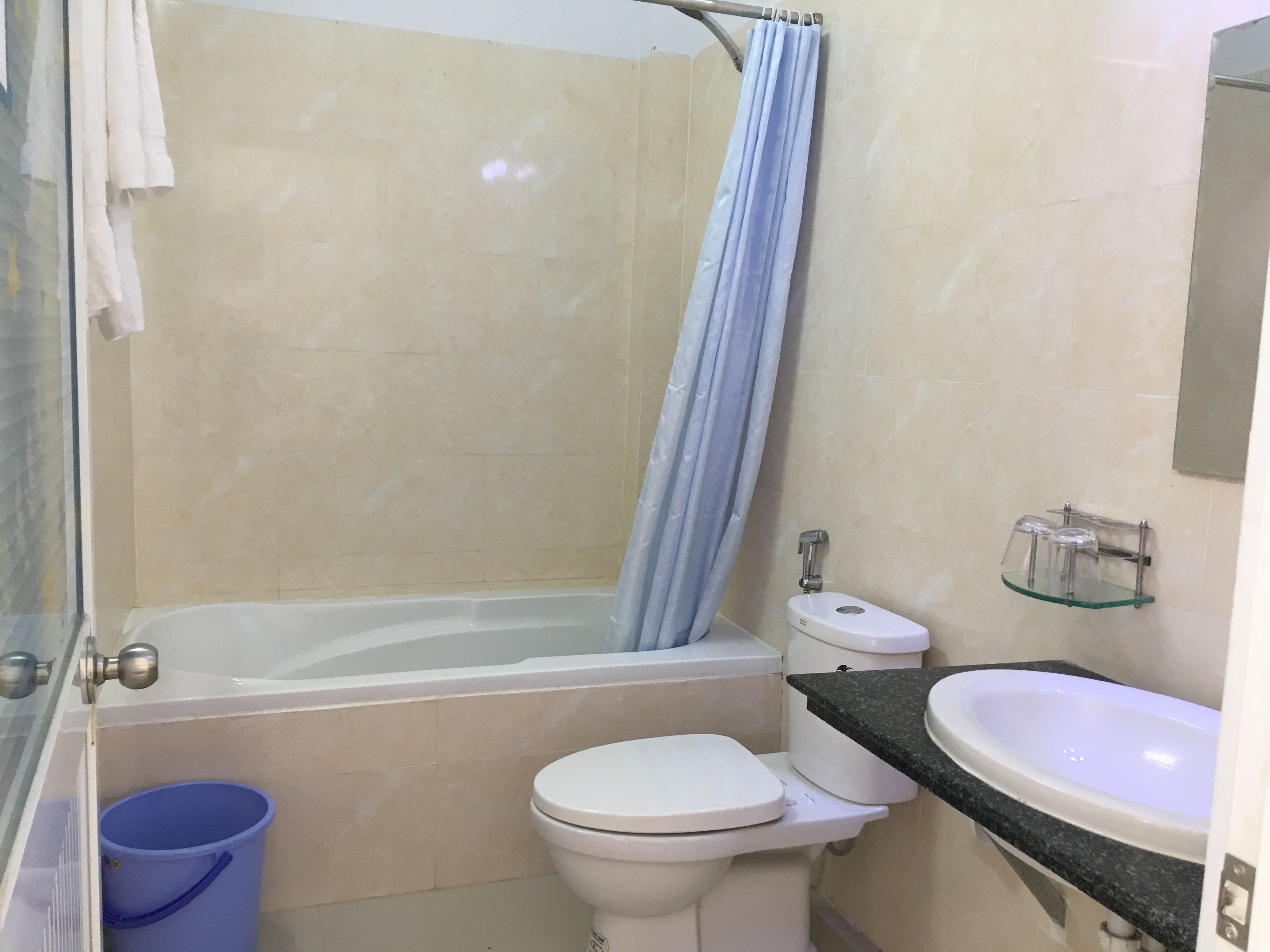 Un bagno con vasca, water e lavandino.