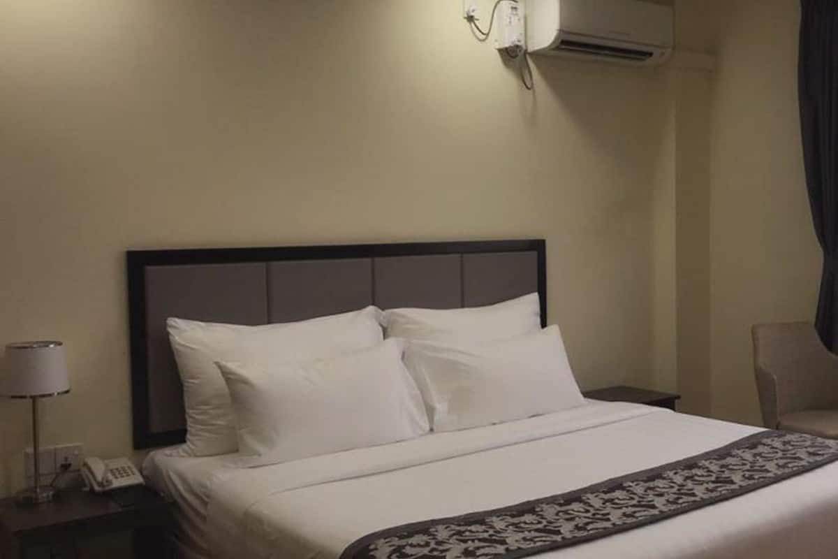 minibar, in-room safe, desk, rollaway beds