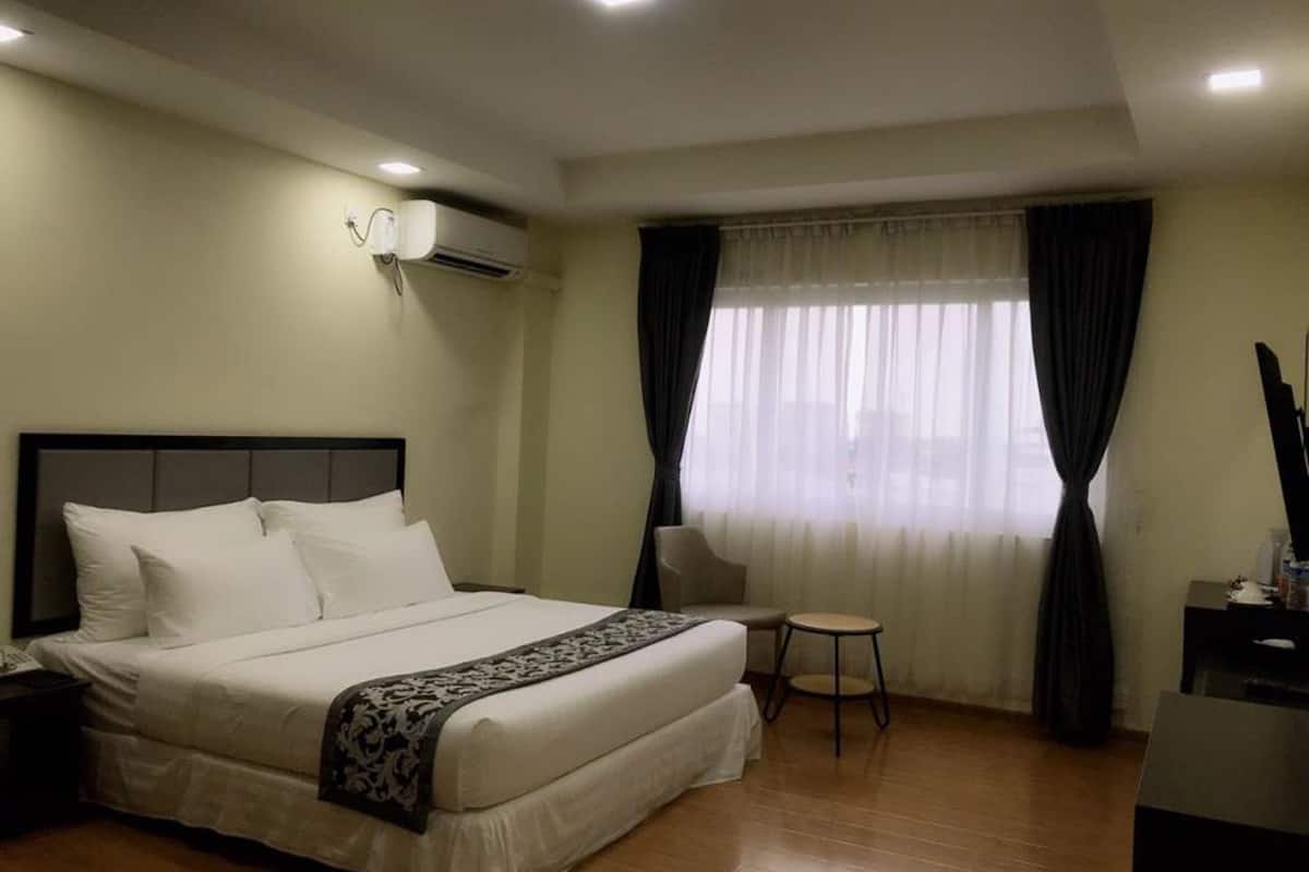 minibar, in-room safe, desk, rollaway beds