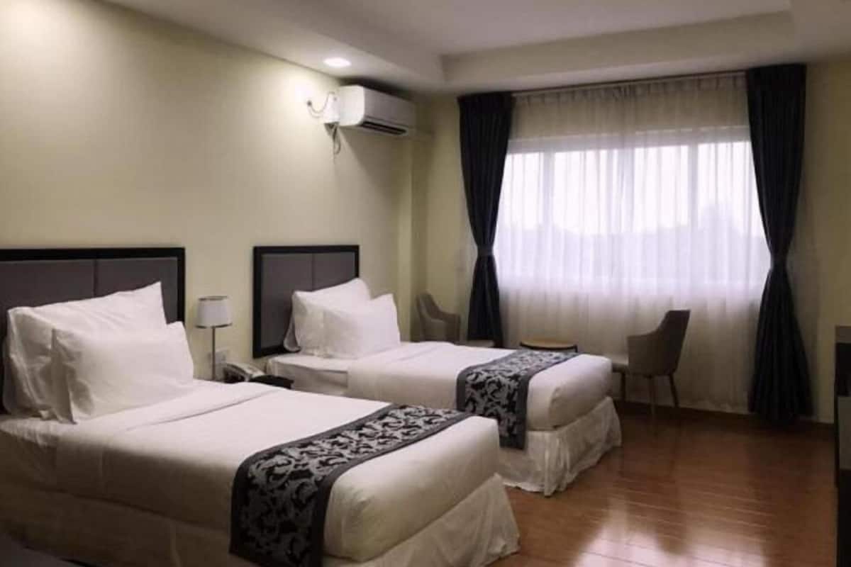 minibar, in-room safe, desk, rollaway beds