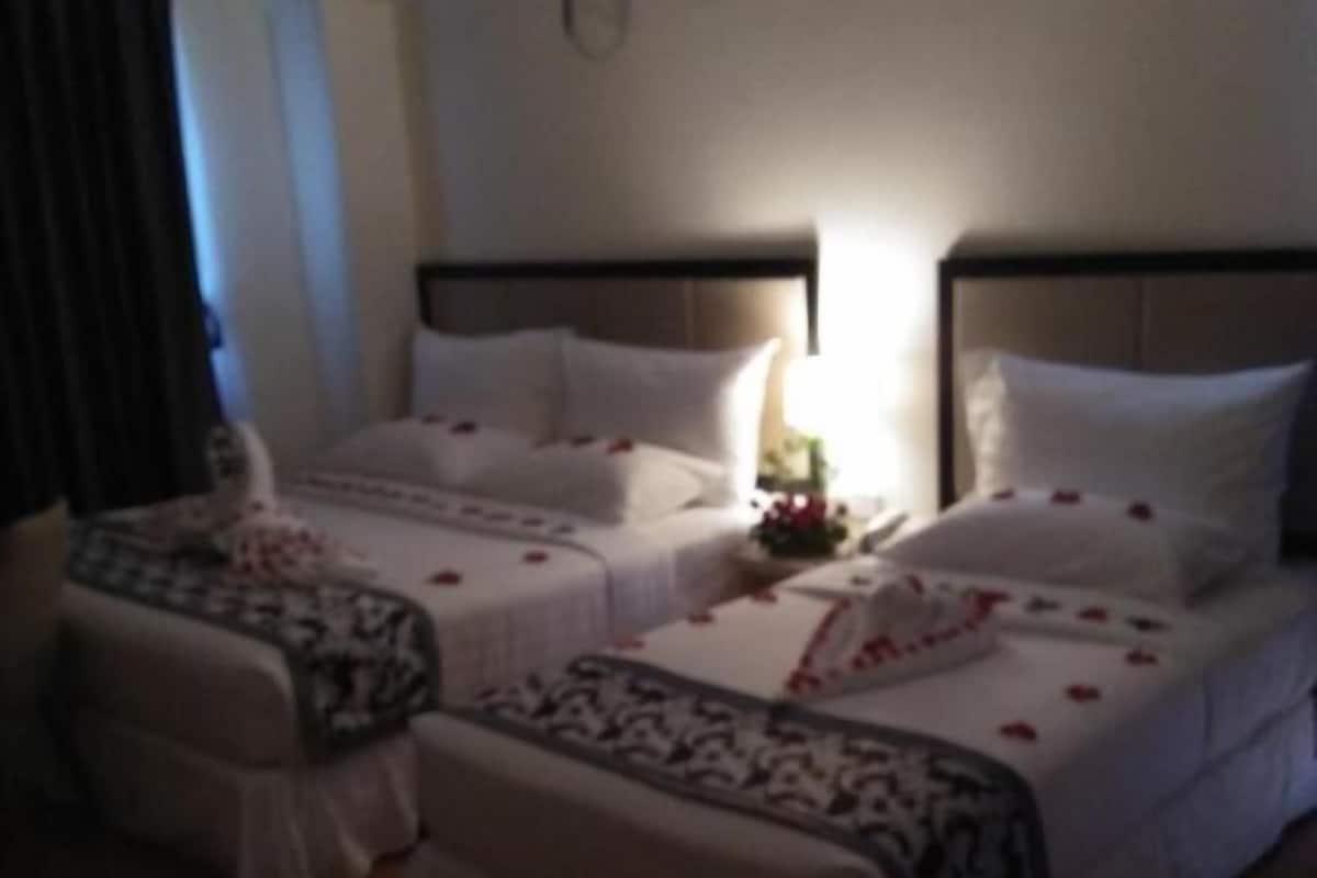 minibar, in-room safe, desk, rollaway beds