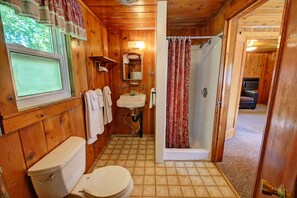 Shower, free toiletries, towels, toilet paper - Idle A While Cabins (Twisp)
