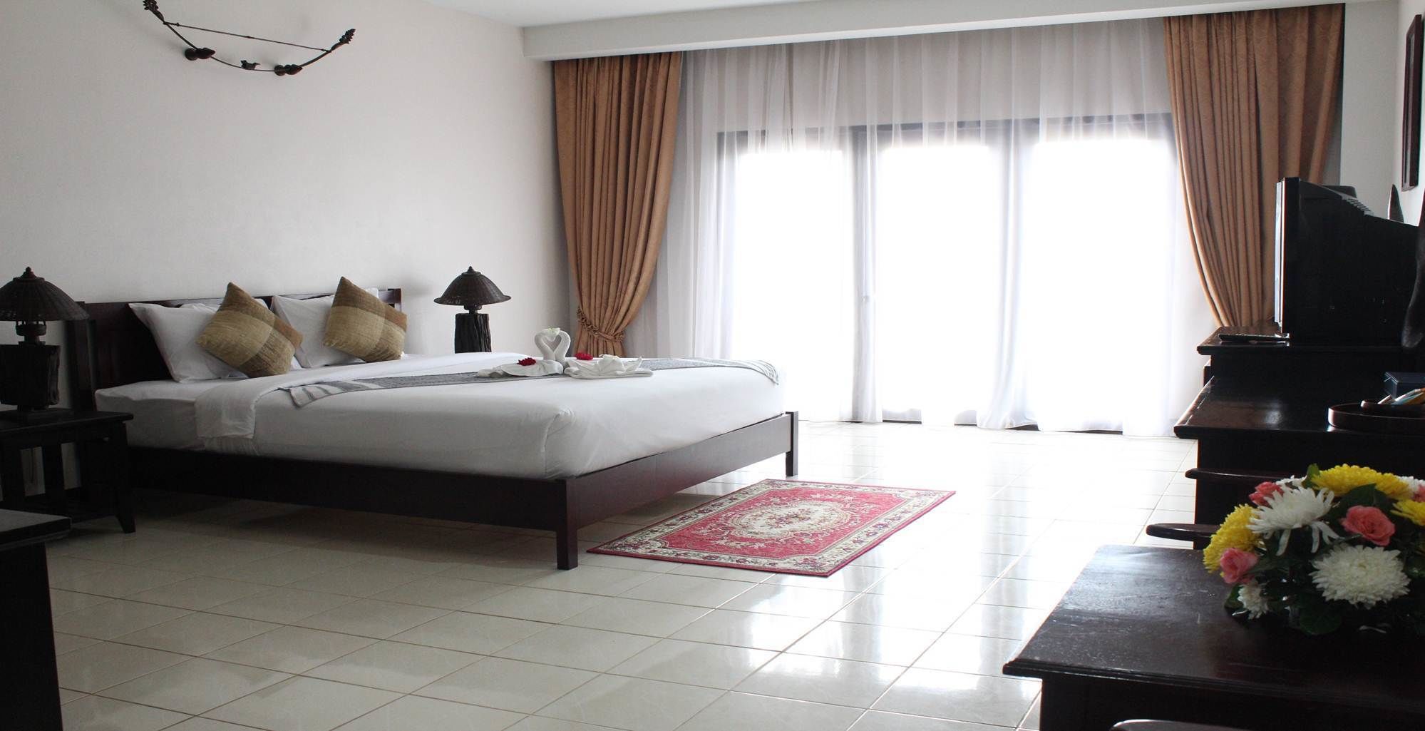 خزنة داخل الغرفة ومكتب وستائر تعتيم ومكواة/لوح كي