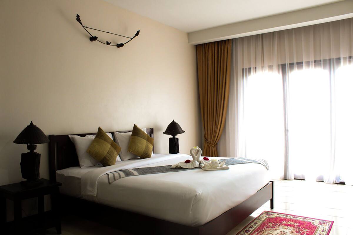 Deluxe Double Room  | 客房內保險箱、書桌、遮光布/窗簾、熨斗/熨衣板