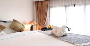 Deluxe Double Room | Coffres-forts dans les chambres, bureau, rideaux occultants